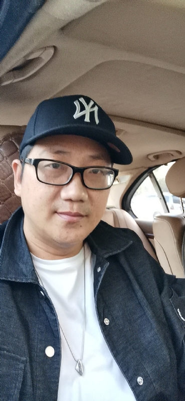 拥抱幸福的第一张照片--大田婚介网